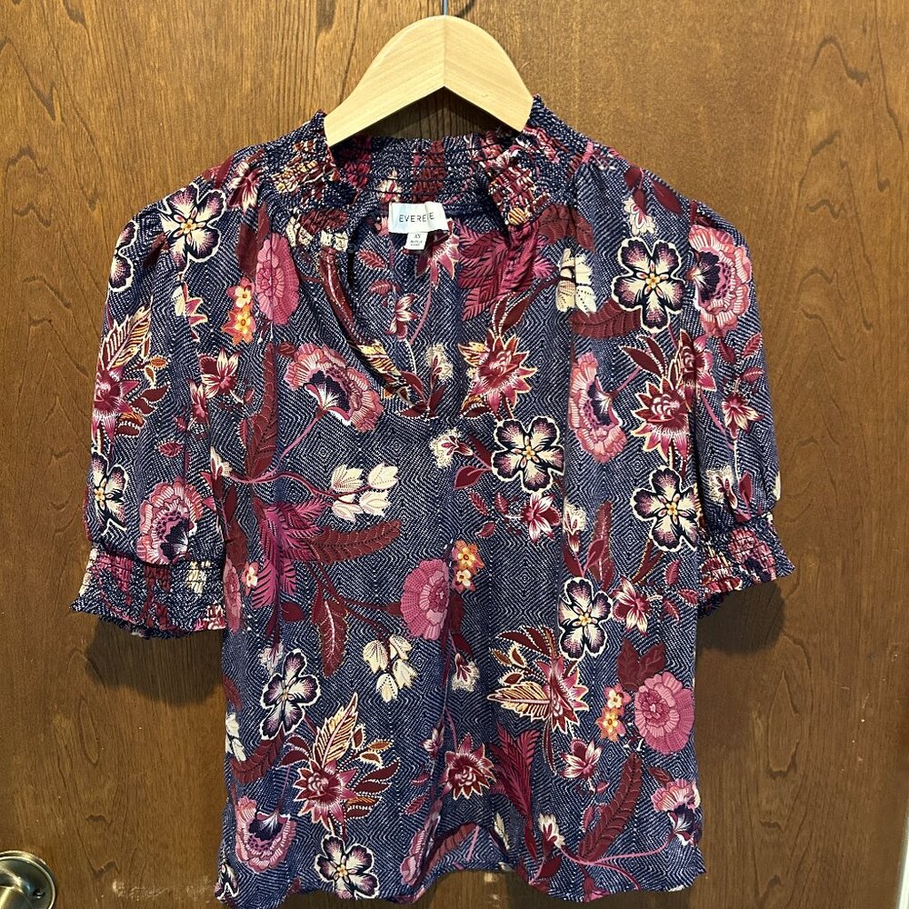Evereve XS split-neck floral blouse